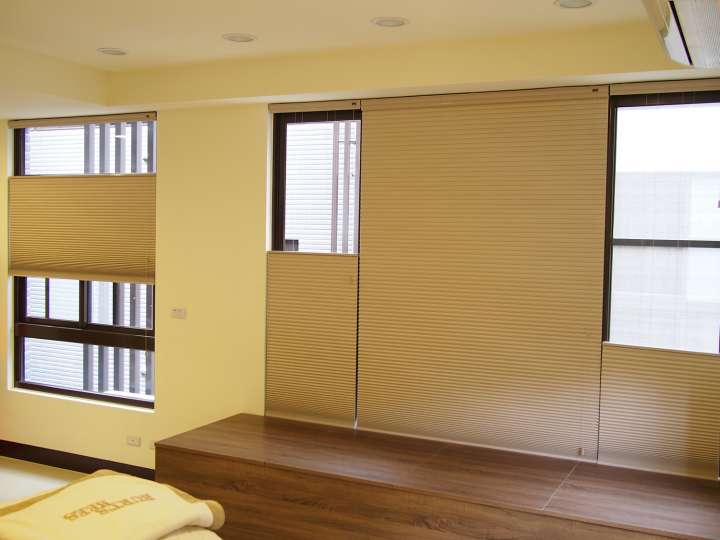 Vali  Honeycomb Shades　Blackout Tan Heat Insulation Blinds & Shades Child Safety／Cordless Blinds & Shades Blackout Blinds & Shades Motorized Blinds／Smart Blinds & Shades