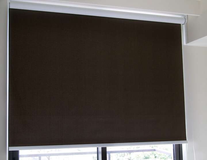 Emmi Roller Blinds　Texture Blackout Oxford Brown Hydraulic Spring System／Spring Blinds Child Safety／Cordless Blinds & Shades Motorized Blinds／Smart Blinds & Shades Customized Blinds & Shades Blackout Blinds & Shades