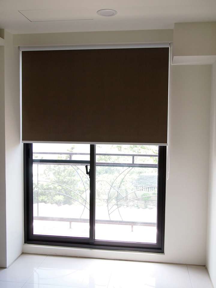 Emmi Roller Blinds　Texture Blackout Oxford Brown Customized／Personalized Blinds & Shades Hydraulic Spring System／Spring Blinds Child Safety／Cordless Blinds & Shades Blackout Blinds & Shades Motorized Blinds／Smart Blinds & Shades