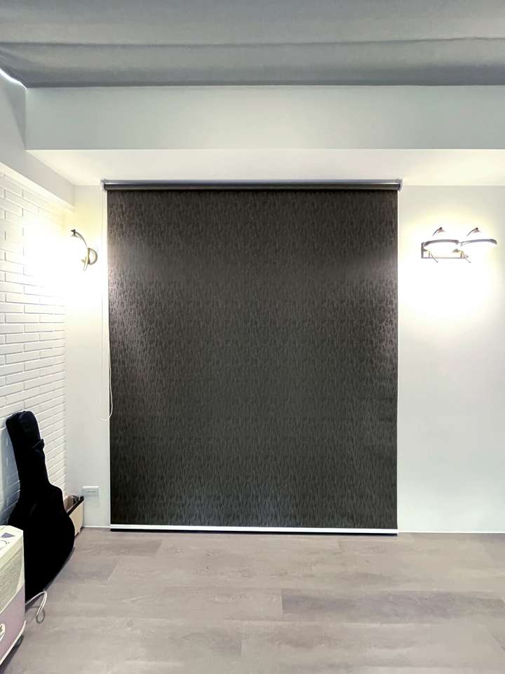 Emmi Roller Blinds　Texture Blackout Rhodes Dark Grey Hydraulic Spring System／Spring Blinds Child Safety／Cordless Blinds & Shades Motorized Blinds／Smart Blinds & Shades Customized Blinds & Shades Blackout Blinds & Shades