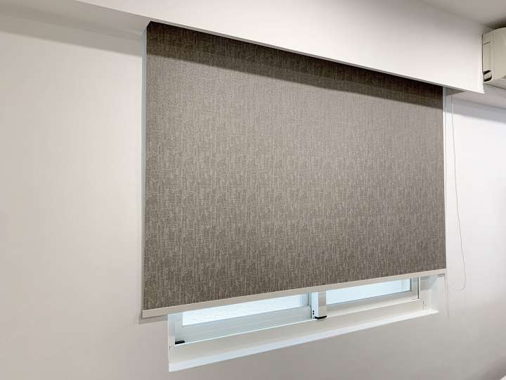 Emmi Roller Blinds　Texture Blackout Rhodes Latte Customized／Personalized Blinds & Shades Hydraulic Spring System／Spring Blinds Child Safety／Cordless Blinds & Shades Blackout Blinds & Shades Motorized Blinds／Smart Blinds & Shades