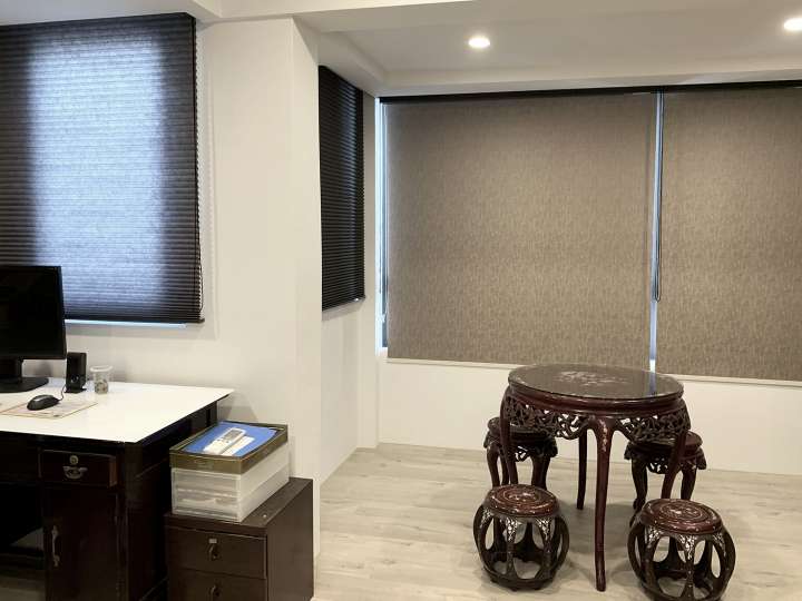 Emmi Roller Blinds　Texture Blackout Rhodes Latte Customized／Personalized Blinds & Shades Hydraulic Spring System／Spring Blinds Child Safety／Cordless Blinds & Shades Blackout Blinds & Shades Motorized Blinds／Smart Blinds & Shades