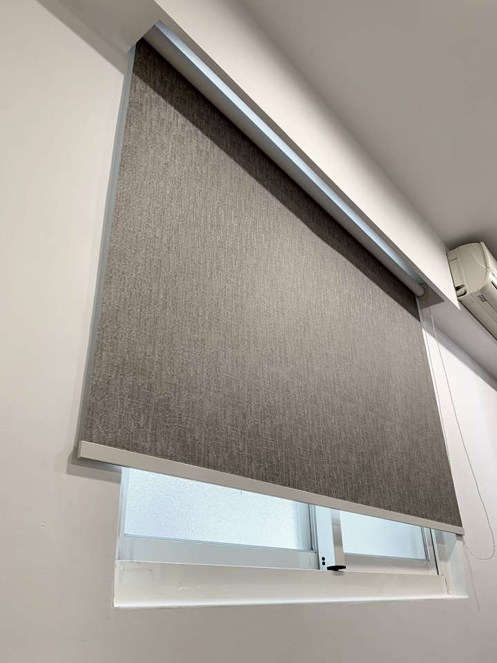 Emmi Roller Blinds　Texture Blackout Rhodes Latte Customized／Personalized Blinds & Shades Hydraulic Spring System／Spring Blinds Child Safety／Cordless Blinds & Shades Blackout Blinds & Shades Motorized Blinds／Smart Blinds & Shades