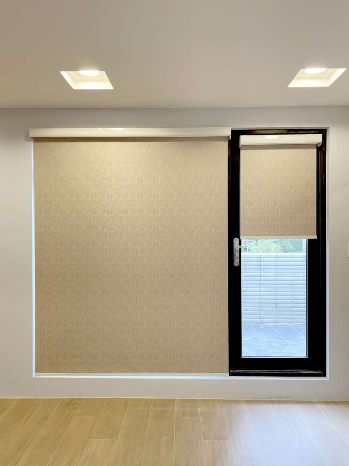 Emmi Roller Blinds　Texture Blackout Rhodes Tan Motorized Blinds／Smart Blinds & Shades Child Safety／Cordless Blinds & Shades Blackout Blinds & Shades Customized／Personalized Blinds & Shades Hydraulic Spring System／Spring Blinds