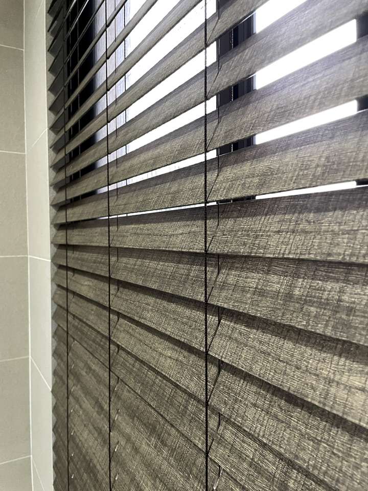 Pimu Venetian Blinds　Fauxwood 4086PF - Printed Charcoal Brown Ventilated Blinds & Shades Waterproof Blinds & Shades Customized／Personalized Blinds & Shades Light Filtering Blinds & Shades Light-Regulating Blinds & Shades Motorized Blinds／Smart Blinds & Shades