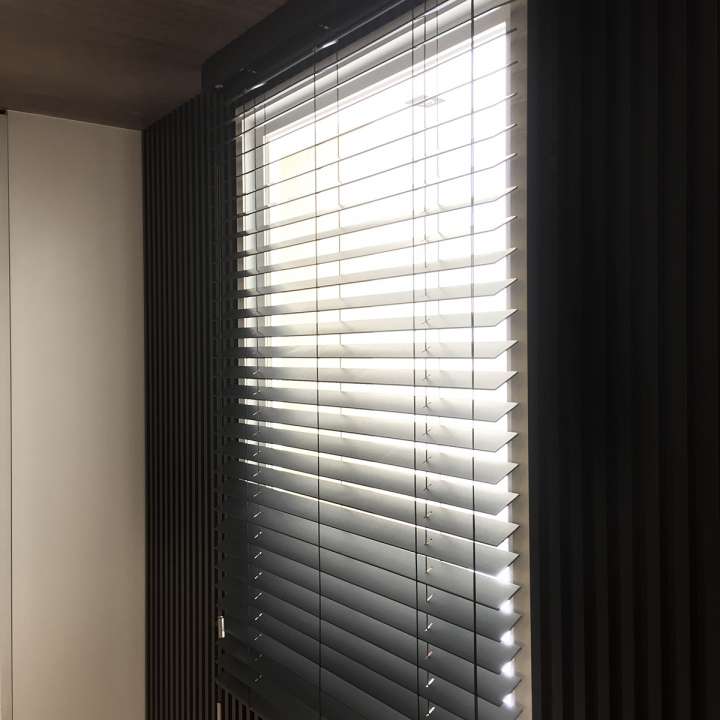 Pimu Venetian Blinds　Frosted Wood Solo BK50FW - Black Ventilated Blinds & Shades Customized／Personalized Blinds & Shades Light Filtering Blinds & Shades Light-Regulating Blinds & Shades Motorized Blinds／Smart Blinds & Shades