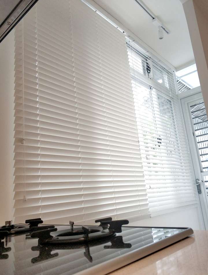 Pimu Venetian Blinds　Frosted Wood Duo SAW50FW - Sand．White Ventilated Blinds & Shades Customized／Personalized Blinds & Shades Light Filtering Blinds & Shades Motorized Blinds／Smart Blinds & Shades Light-Regulating Blinds & Shades