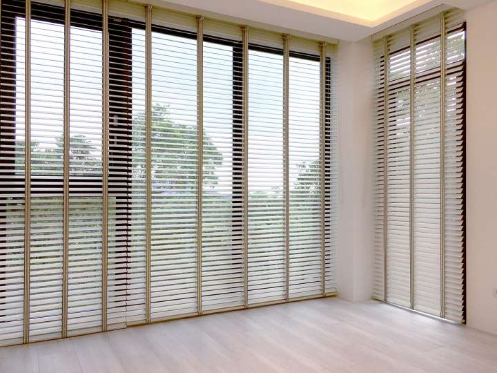 Pimu Venetian Blinds　Frosted Wood Duo WSM50FW - White．Smoke Ventilated Blinds & Shades Customized／Personalized Blinds & Shades Light Filtering Blinds & Shades Light-Regulating Blinds & Shades Motorized Blinds／Smart Blinds & Shades