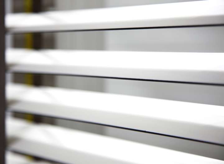 Pimu Venetian Blinds　Frosted Wood Duo WSM50FW - White．Smoke Ventilated Blinds & Shades Customized／Personalized Blinds & Shades Light Filtering Blinds & Shades Light-Regulating Blinds & Shades Motorized Blinds／Smart Blinds & Shades