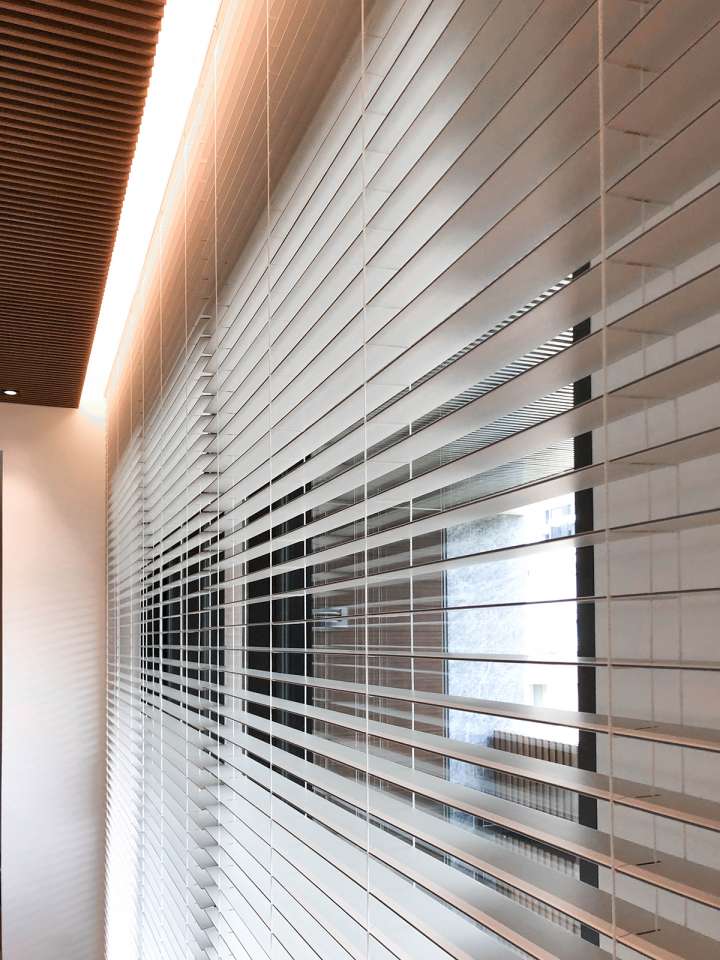 Pimu Venetian Blinds　Frosted Wood Duo WSM50FW - White．Smoke Ventilated Blinds & Shades Customized／Personalized Blinds & Shades Light Filtering Blinds & Shades Light-Regulating Blinds & Shades Motorized Blinds／Smart Blinds & Shades