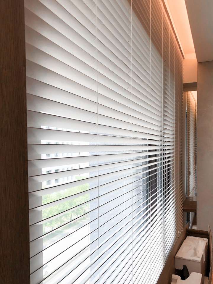 Pimu Venetian Blinds　Frosted Wood Duo WSM50FW - White．Smoke Ventilated Blinds & Shades Customized／Personalized Blinds & Shades Light Filtering Blinds & Shades Light-Regulating Blinds & Shades Motorized Blinds／Smart Blinds & Shades