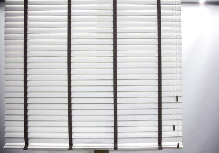 Pimu Venetian Blinds　Frosted Wood Duo WSM50FW - White．Smoke Ventilated Blinds & Shades Customized／Personalized Blinds & Shades Light Filtering Blinds & Shades Light-Regulating Blinds & Shades Motorized Blinds／Smart Blinds & Shades