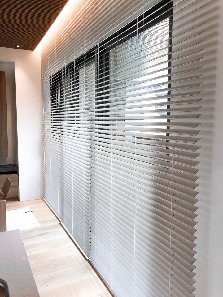 Pimu Venetian Blinds　Frosted Wood Duo WSM50FW - White．Smoke Ventilated Blinds & Shades Customized／Personalized Blinds & Shades Light Filtering Blinds & Shades Light-Regulating Blinds & Shades Motorized Blinds／Smart Blinds & Shades