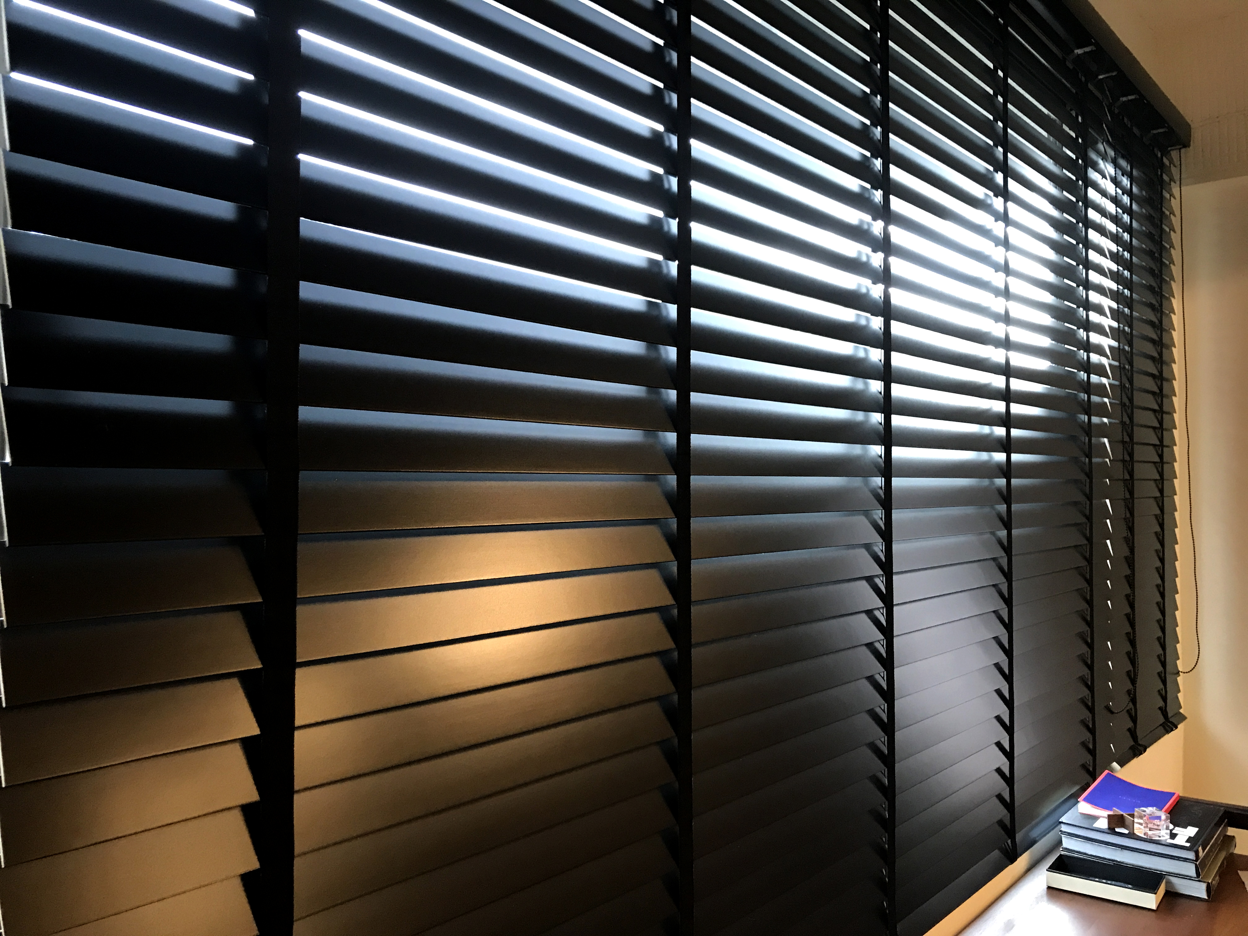 Lavelle Venetian Blinds　Wood 252 Black Ventilated Blinds & Shades Customized／Personalized Blinds & Shades Light Filtering Blinds & Shades Light-Regulating Blinds & Shades Motorized Blinds／Smart Blinds & Shades