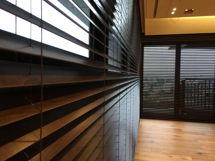 Lavelle Venetian Blinds　Wood E26 - Walnut Ventilated Blinds & Shades Customized／Personalized Blinds & Shades Light Filtering Blinds & Shades Light-Regulating Blinds & Shades Motorized Blinds／Smart Blinds & Shades