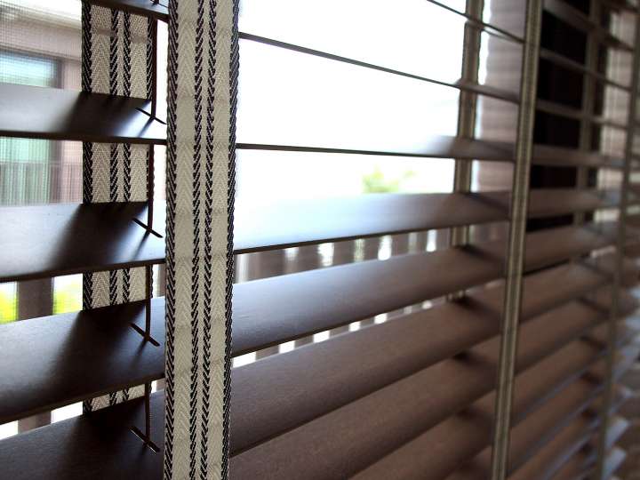 Lavelle Venetian Blinds　Wood E26 - Walnut Ventilated Blinds & Shades Customized／Personalized Blinds & Shades Light Filtering Blinds & Shades Light-Regulating Blinds & Shades Motorized Blinds／Smart Blinds & Shades