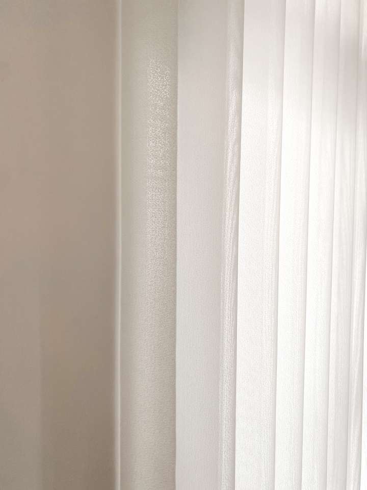 Eilus Vertical Blinds　Walk-through 9112 Granule White Child Safety／Cordless Blinds & Shades Light Filtering Blinds & Shades Light-Regulating Blinds & Shades