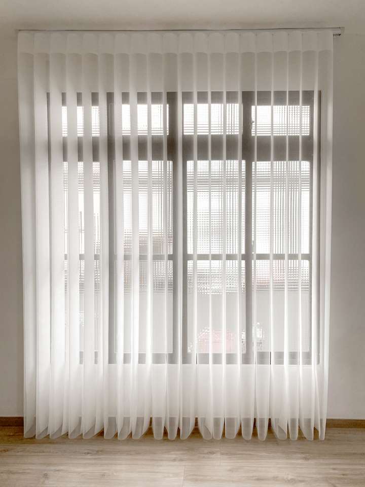 Eilus Vertical Blinds　Walk-through 9112 Granule White Child Safety／Cordless Blinds & Shades Light Filtering Blinds & Shades Light-Regulating Blinds & Shades
