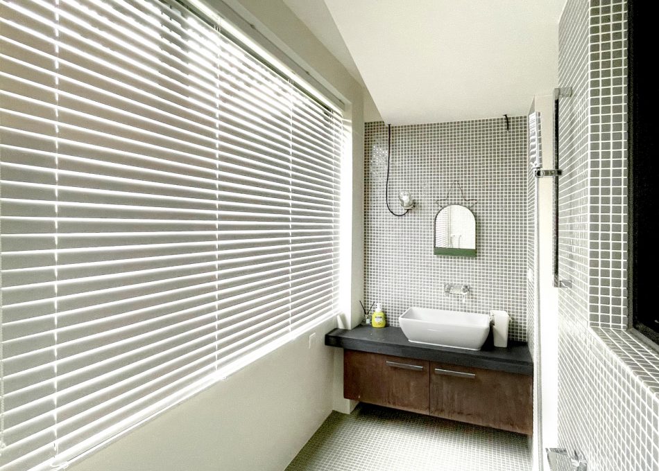 Wooden Venetian Blinds, waterproof roller blinds, waterproof blinds, water-resistant, Fauxwood Venetian Blinds, bathroom blinds, Aluminum Venetian Blinds